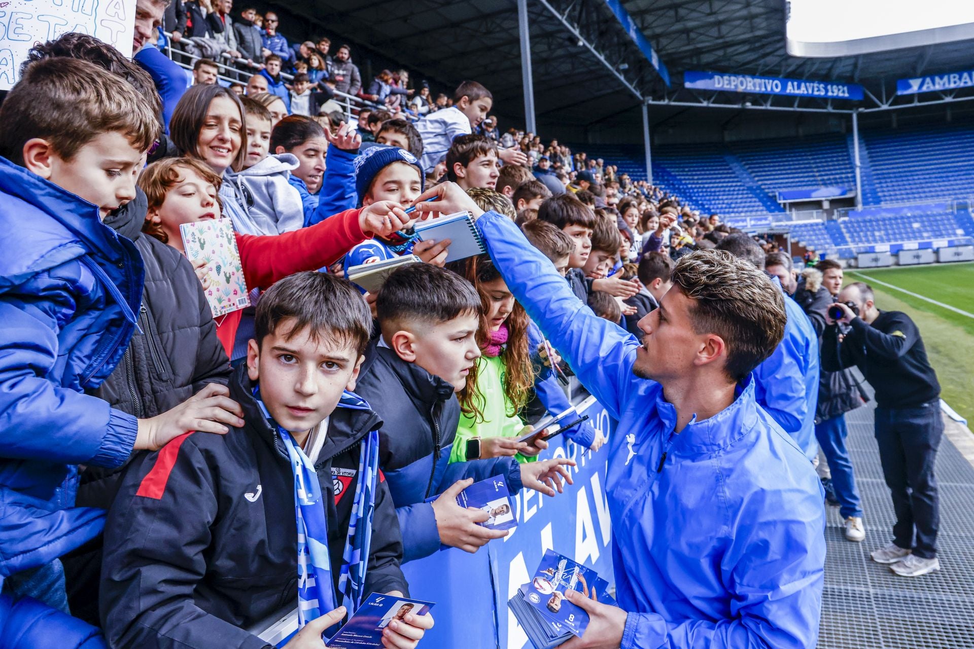 El Alavés se abraza con su afición