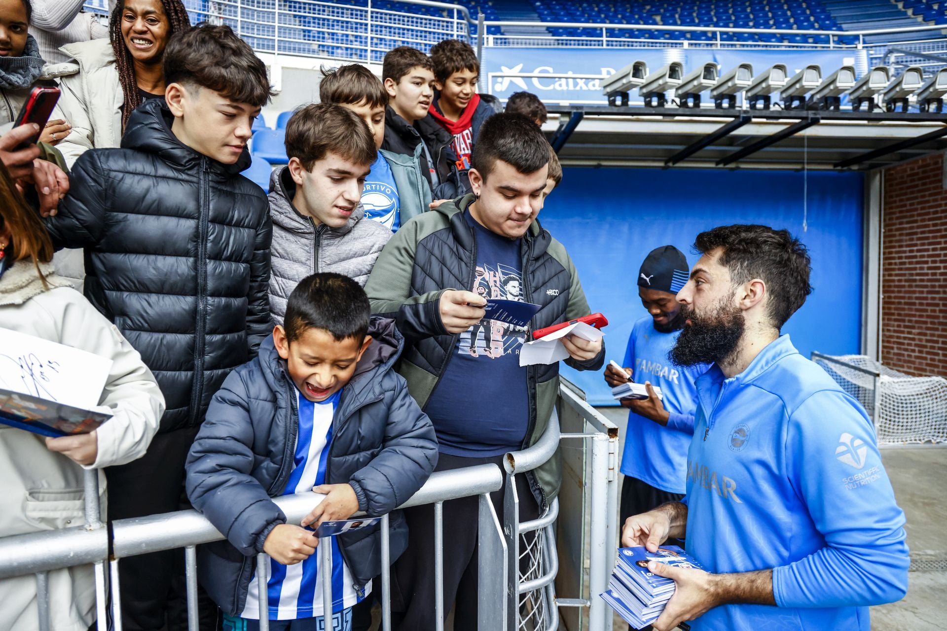 El Alavés se abraza con su afición