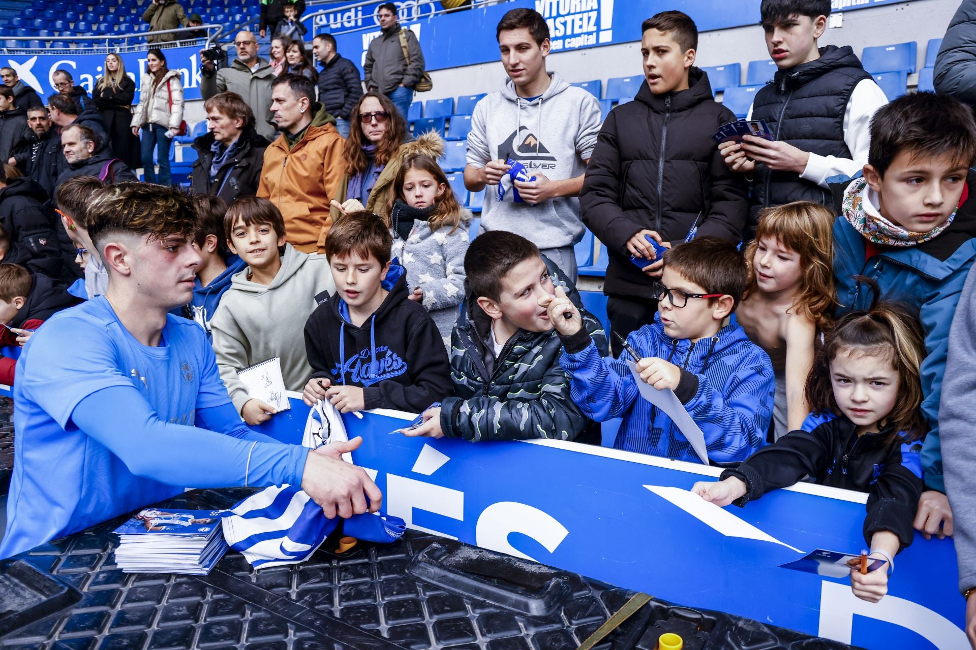 El Alavés se abraza con su afición