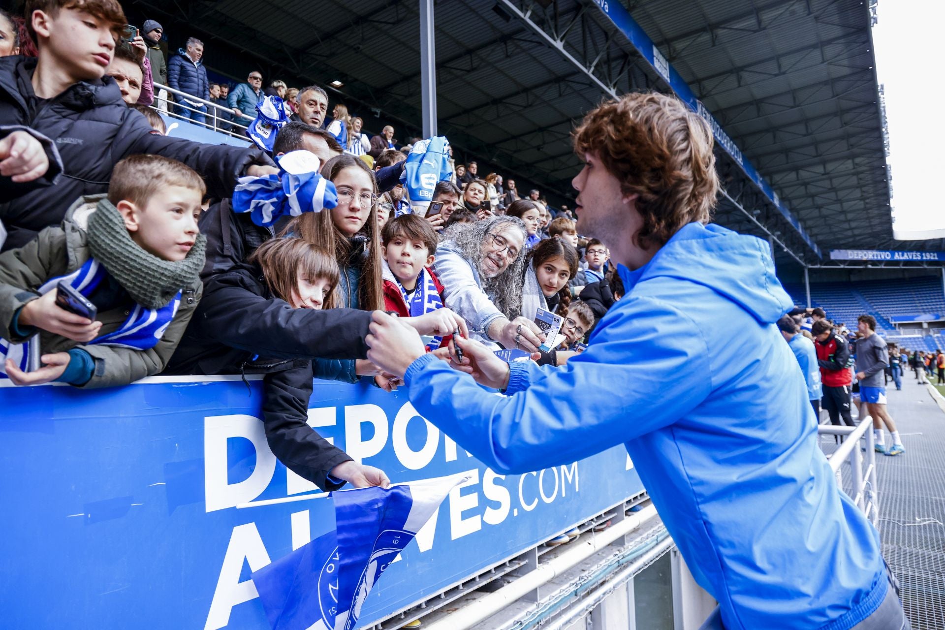 El Alavés se abraza con su afición