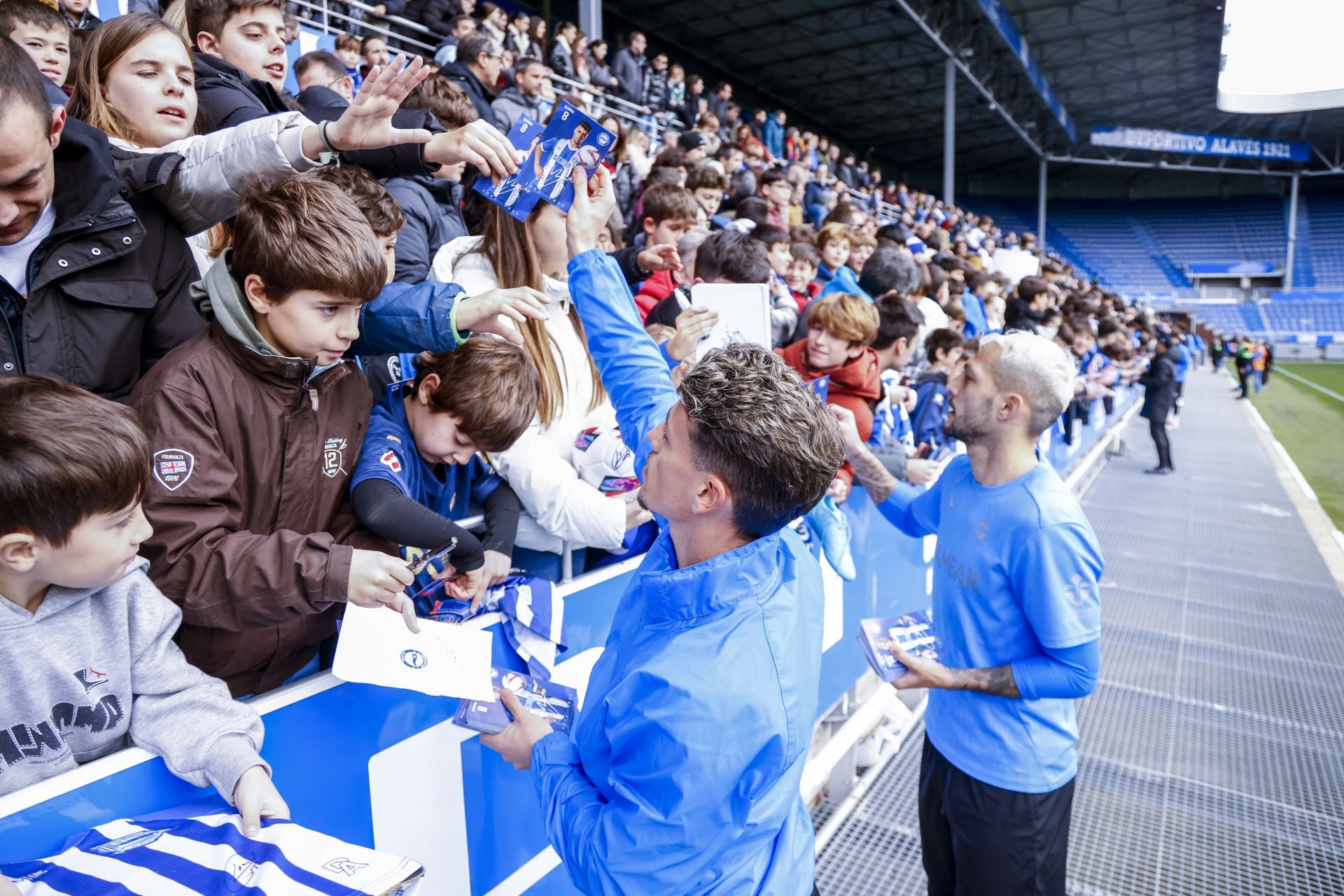 El Alavés se abraza con su afición