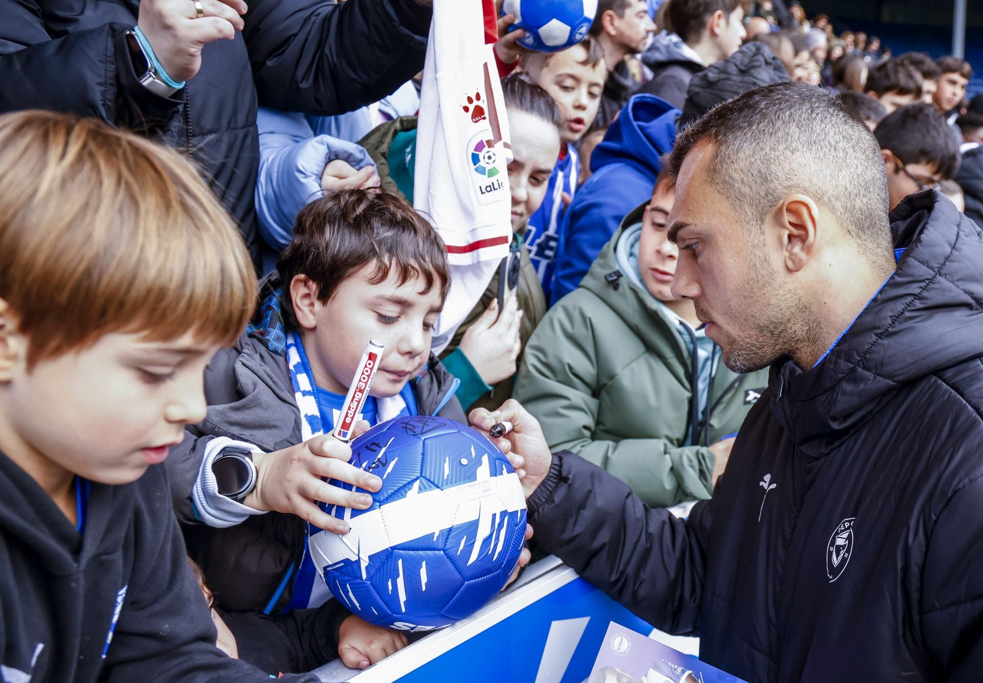 El Alavés se abraza con su afición