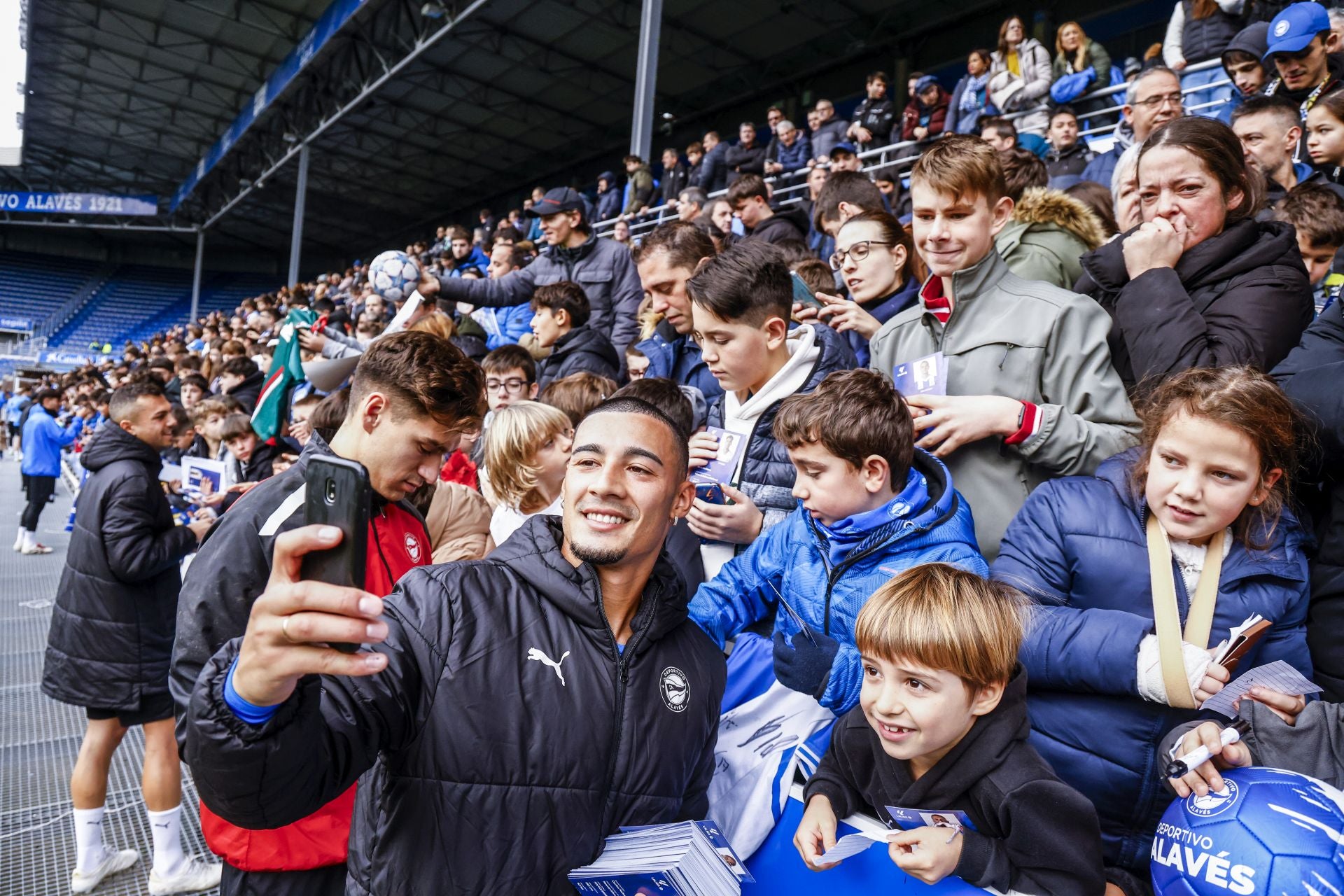 El Alavés se abraza con su afición