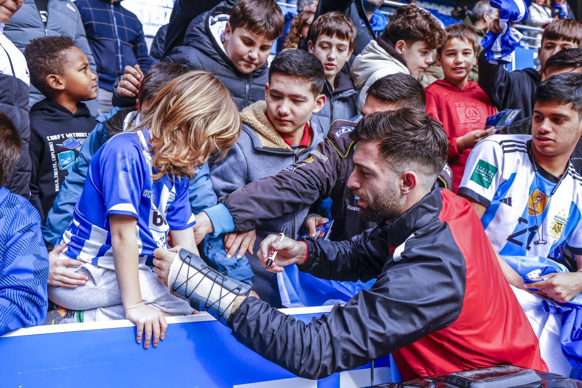 El Alavés se abraza con su afición