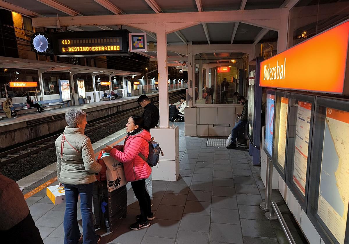Pasajeros esperando al metro en Bidezabal esta tarde.