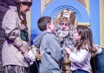 Tres horas de espera para ser los primeros en entregar la carta a los Reyes en Vitoria