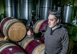 Saúl Gil Berzal observa el color del vino a contraluz en su bodega en Laguardia