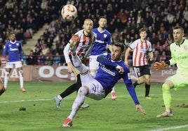 Berenguer busca sorprender al portero rival con un remate acrobático.