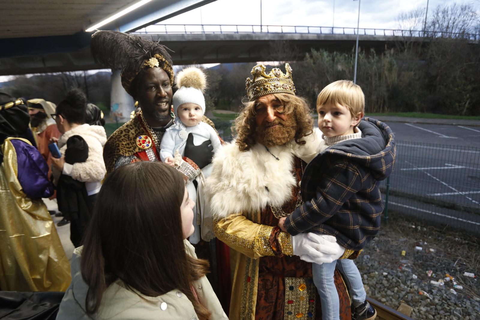 Sus Majestades llegan en tren para saludar a los niños de Gernika