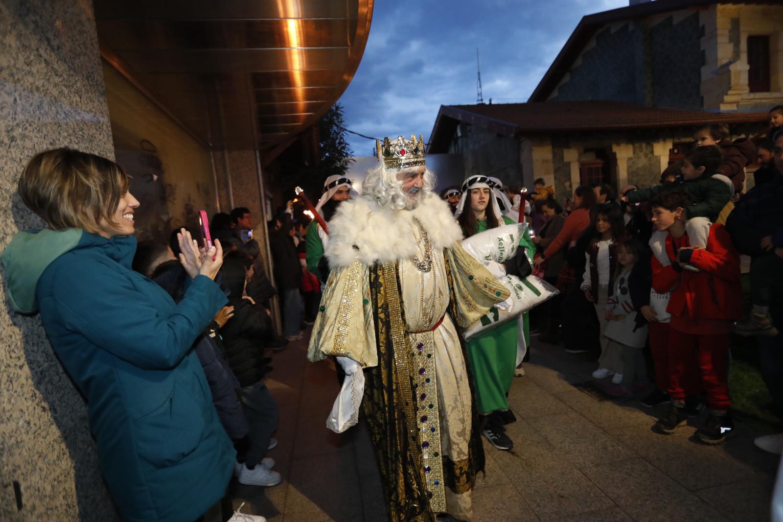 Sus Majestades llegan en tren para saludar a los niños de Gernika