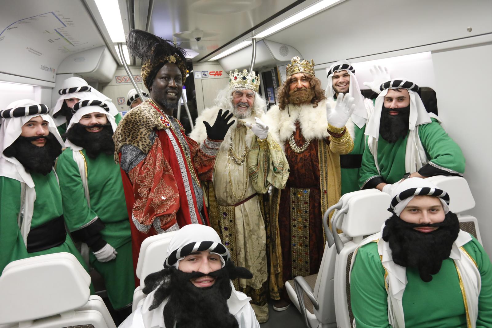 Sus Majestades llegan en tren para saludar a los niños de Gernika