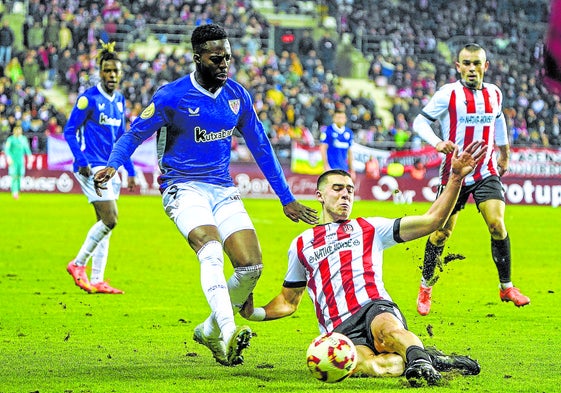 Iñaki Williams trata de avanzar por la banda.