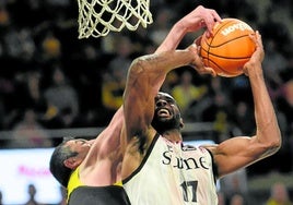 Jones peleando bajo la canasta.