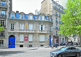 El palacete está ubicado en una zona céntrica de París y ha sido la sede del InstitutoCervantes durante los últimos años.