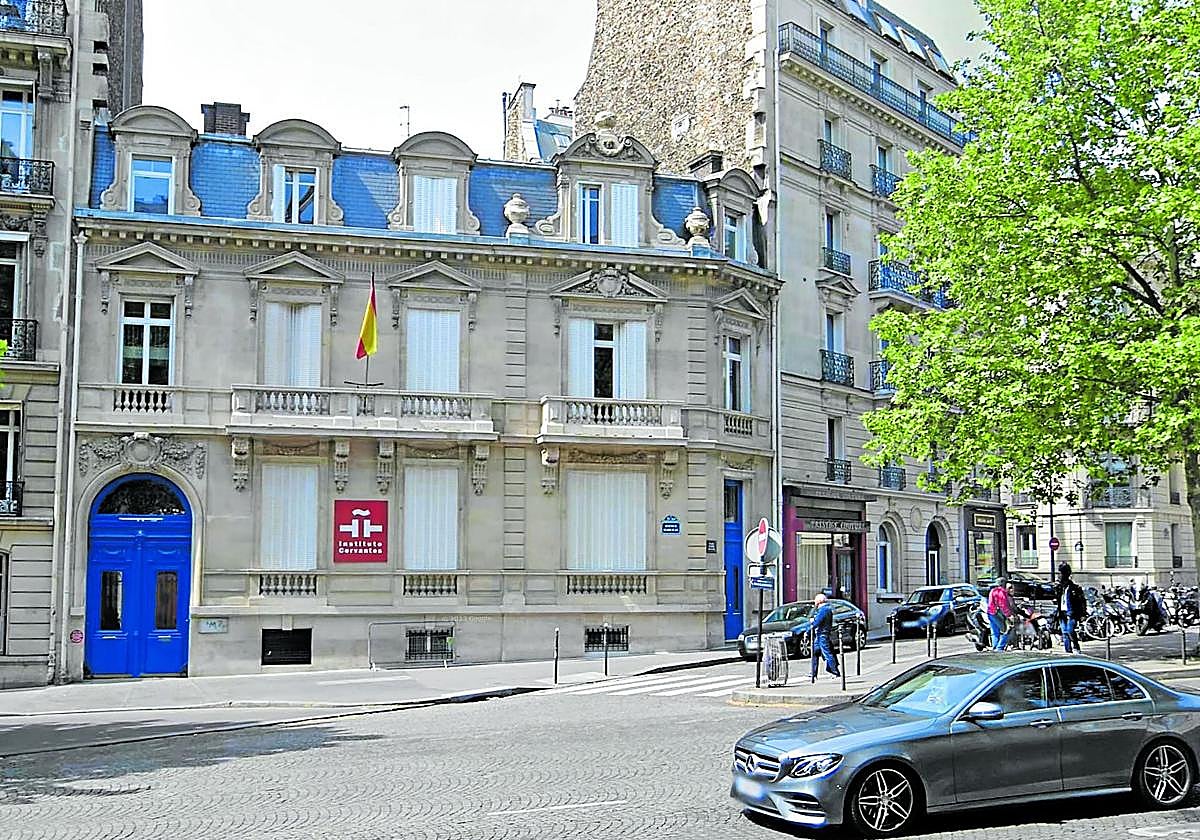 El palacete está ubicado en una zona céntrica de París y ha sido la sede del InstitutoCervantes durante los últimos años.