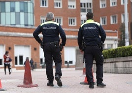 Agentes de la Policía Local de Barakaldo patrullando junto al hospital de Cruces en una imagen de archivo.