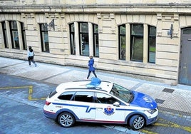 Vehículo de la Ertzaintza estacionado junto a los juzgados.