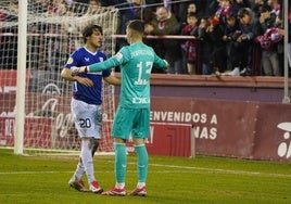 Unai Gomez antes de abrazar a Julen Agirrezabala.