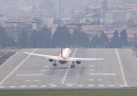 Un avión de Easyjet tiene dificultades para aterrizar en Loiu en un día de viento.