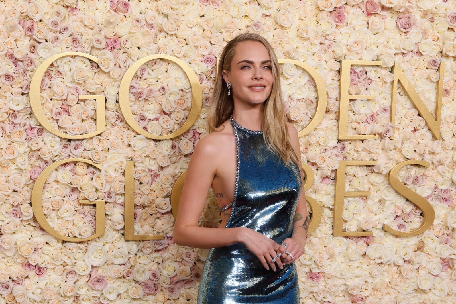 Cara Delavinge deslumbró con un vestido con cuello halter y lentejuelas galácticas de Gucci.