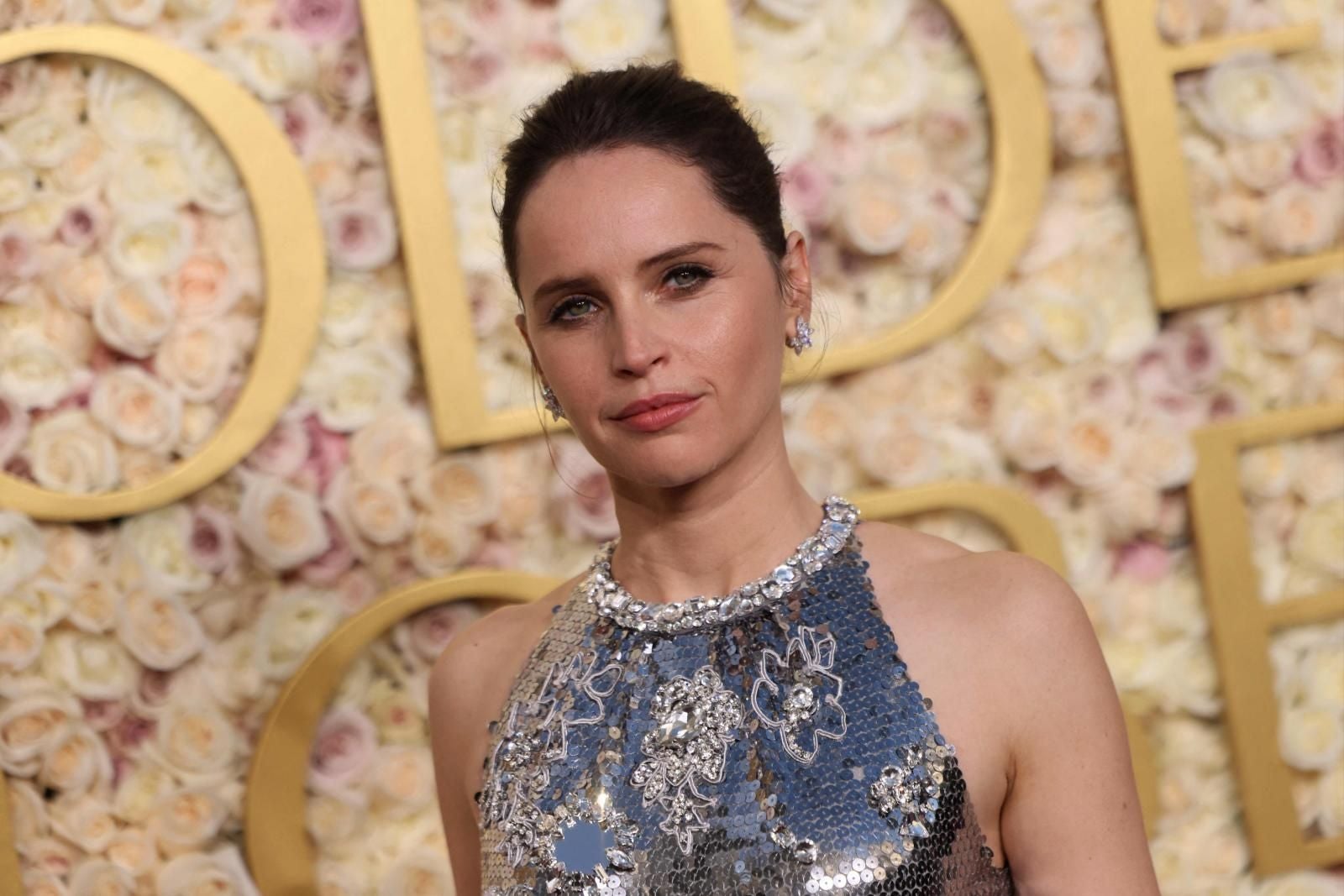 Felicity Jones apareció con este vestido realizado con recorte de espejo de Prada.