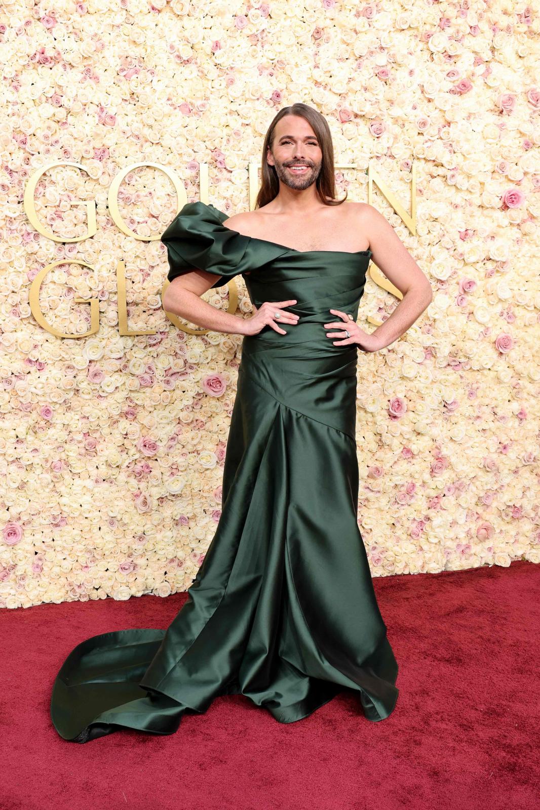 Jonathan Van Ness. El peluquero rompió los códigos de género con un vestido de corte sirena con particular escote cuello de honor. 