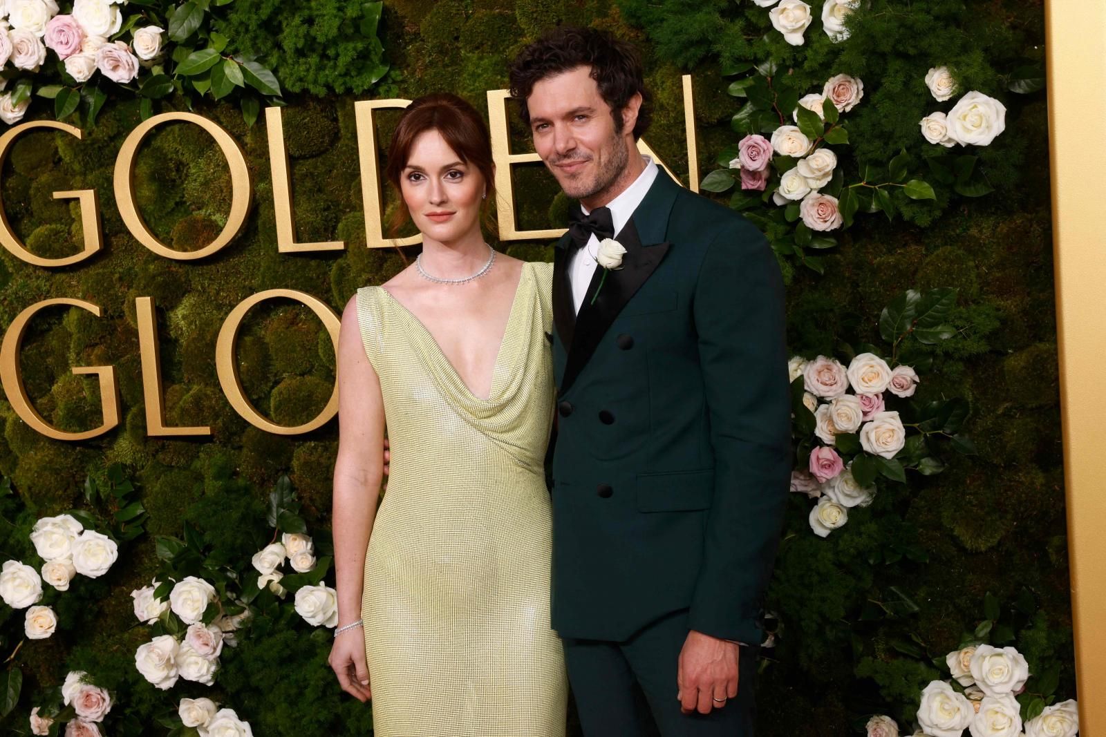 Leighton Meester y Adam Brody, quisieron posar juntos. Ella iba con un vestido desnudo de color lima con escote balcón drapeado. Él con un esmoquin verde con solapas y botones de raso.