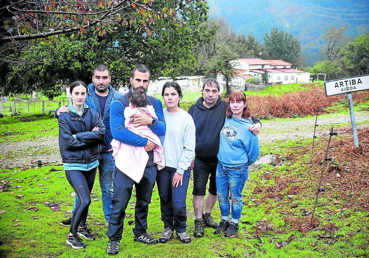 Las tres familias piden poder llegar a sus caseríos con seguridad. Ahora, ninguna puede residir allí por la complicada accesibilidad.