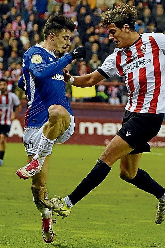 Nico Serrano lucha con Pol Arnau en Las Gaunas.