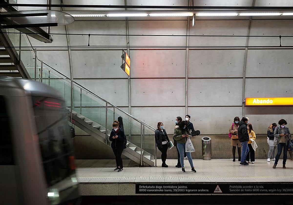 Varias personas, en uno de los andenes de la estación del metro de Abando.