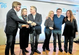 Iñaki Oyarzabal, Raquel González, Javier de Andrés, Esther Martínez, Alberto Núñez Feijóo y Muriel Larrea, en un acto electoral del PP.