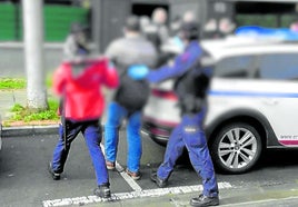 Agentes de la Ertzaintza acompañan al detenido en Bizkaia a su domicilio para efectuar un registro, en 2022