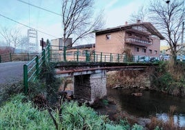 Imagen del puente que se sustituirá por uno nuevo, sin pilar.