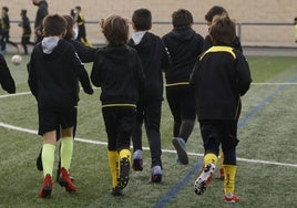 Niños durante un entrenamiento de deporte escolar.