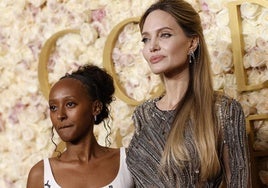 Angelina Jolie junto a su hija Zahara, de 19 años, en la alfombra roja de los Globos de Oro.