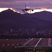 El temporal con vientos de 175 km/h provoca el desvío de tres vuelos y cinco cancelaciones en Loiu