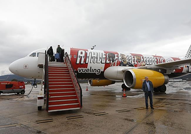 El avión del Athletic, minutos antes de su primer vuelo, el 10 de diciembre en Loiu.