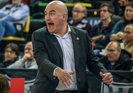 Ponsarnau motiva a sus jugadores en el partido contra el Manresa de la ACB.