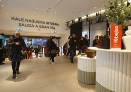 Un grupo de clientes entra al Corte Inglés de la Gran Vía de Bilbao a primera hora de la mañana.