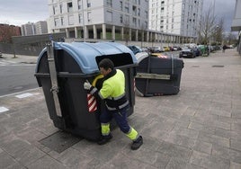 Un operario coloca un contenedor en Vitoria.