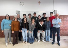 Los estudiantes y su tutora, Itziar Otero, junto Joseba Luzarraga y Daniel Gómez, patronos de la Fundación Alfonso Líbano Firestone, Mari Carmen Aparicio.