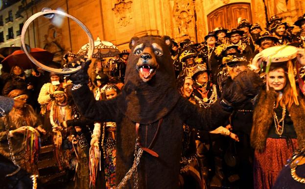 El oso entre caldereros y cíngaras ante la Iglesia de Santa María de Donosti.
