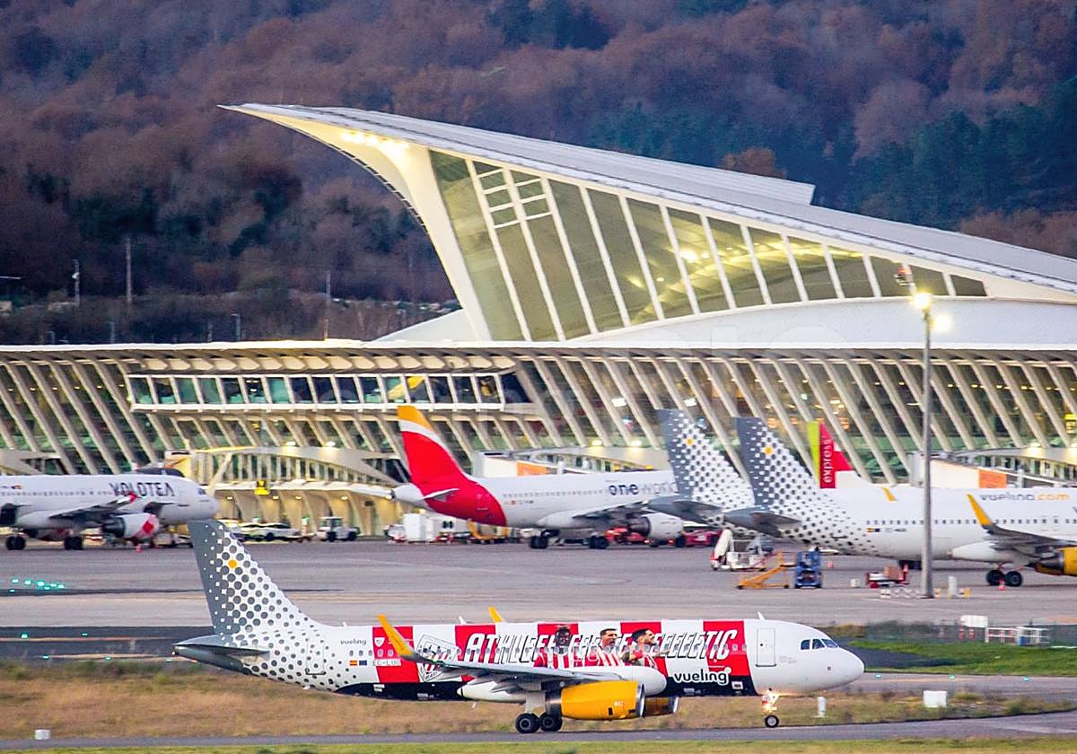 El avión con los emblemas del Athletic capturado por Asier de Prado en una reciente visita a Loiu.