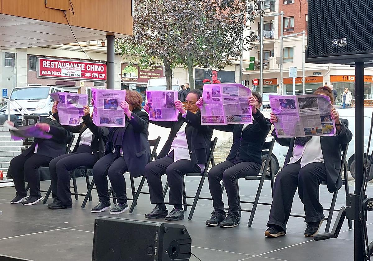 Actuación del grupo de teatro feminista en la jornada del 8-M.