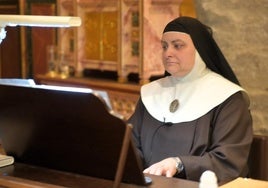 Sor Belén, en uno de los dos órganos del convento.