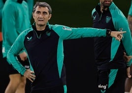 Valverde dirige el entrenamiento del Athletic en Yeda previo a la semifinal de la Supercopa contra el Barcelona.