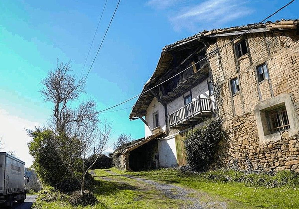 Los caseríos al borde de la carretera tienen problemas de rehabilitación.