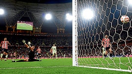 Iñaki Williams remata a puerta en el gol que le anularon por fuera de juego en el minuto 85 de partido.
