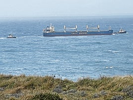 Los remolcadores han acompañado al buque chino mar adentro.