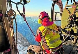Imagen del helicóptero movilizado para el rescate del aventurero leonés que fue rescatado en los Picos de Europa.